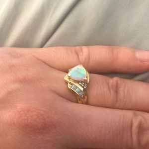 Beautiful opal 14 k gold ring